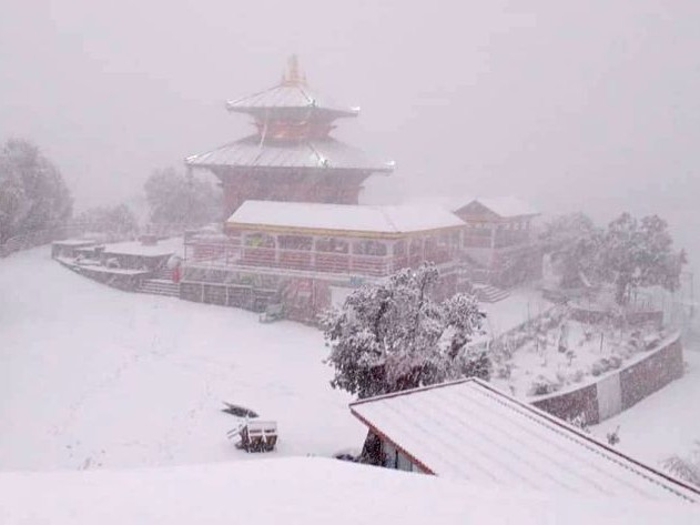 चन्द्रागिरि डाँडामा हिमपात